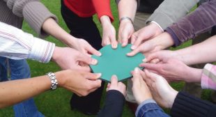 Top 7 Team Building Games That Promotes Critical Thinking | HrTech Cube